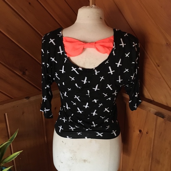 Super Cute Top with Bow - Picture 2 of 4
